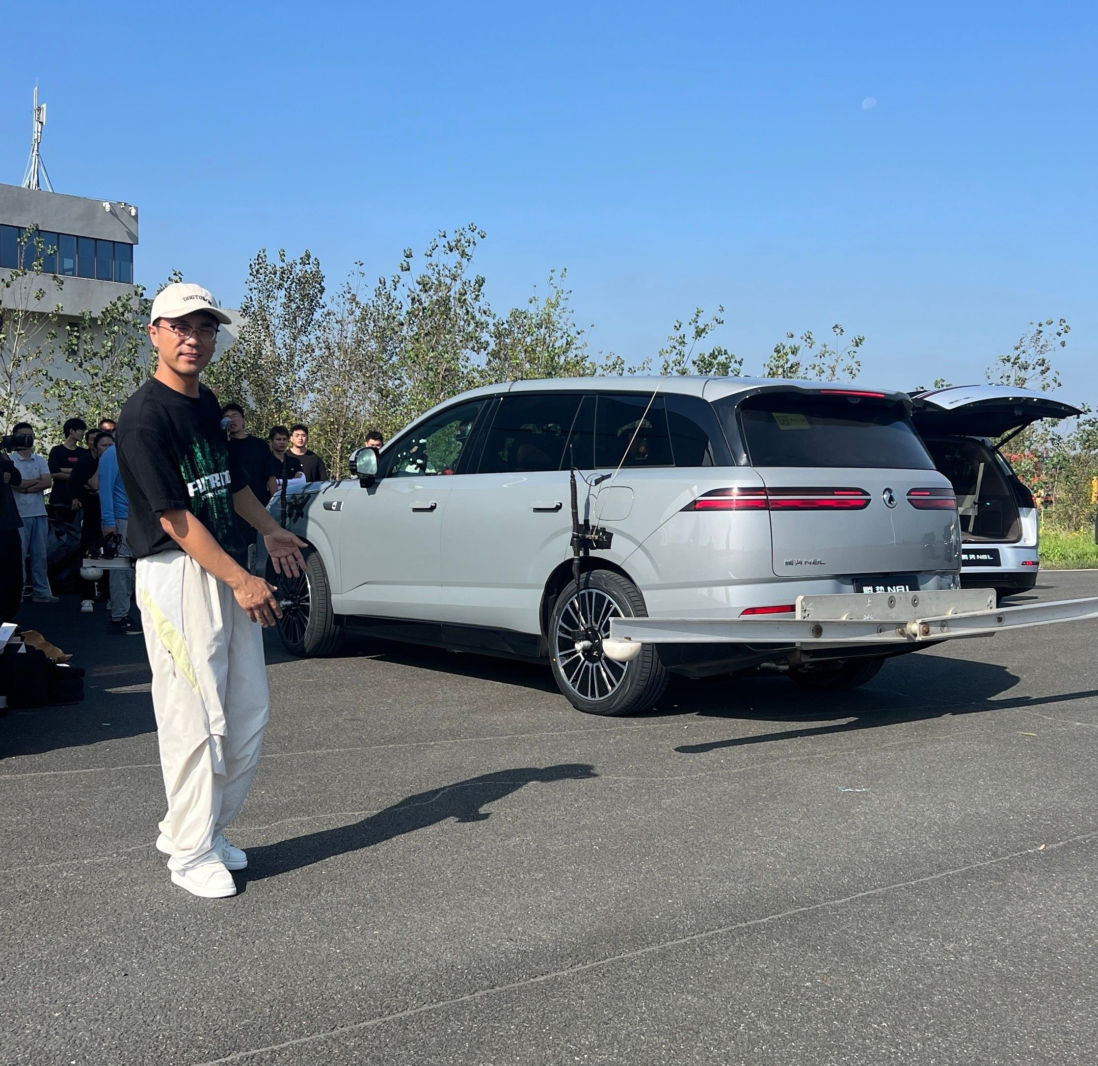 腾势N8L，非常理工男的一台车，我在盐城试车场亲眼见过这车的鱼钩测试，现场看很震