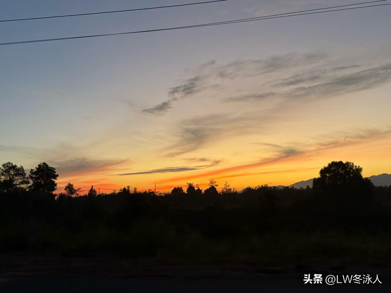 晒图笔记大赛朝霞映红了天边。黎明破晓前的黑暗