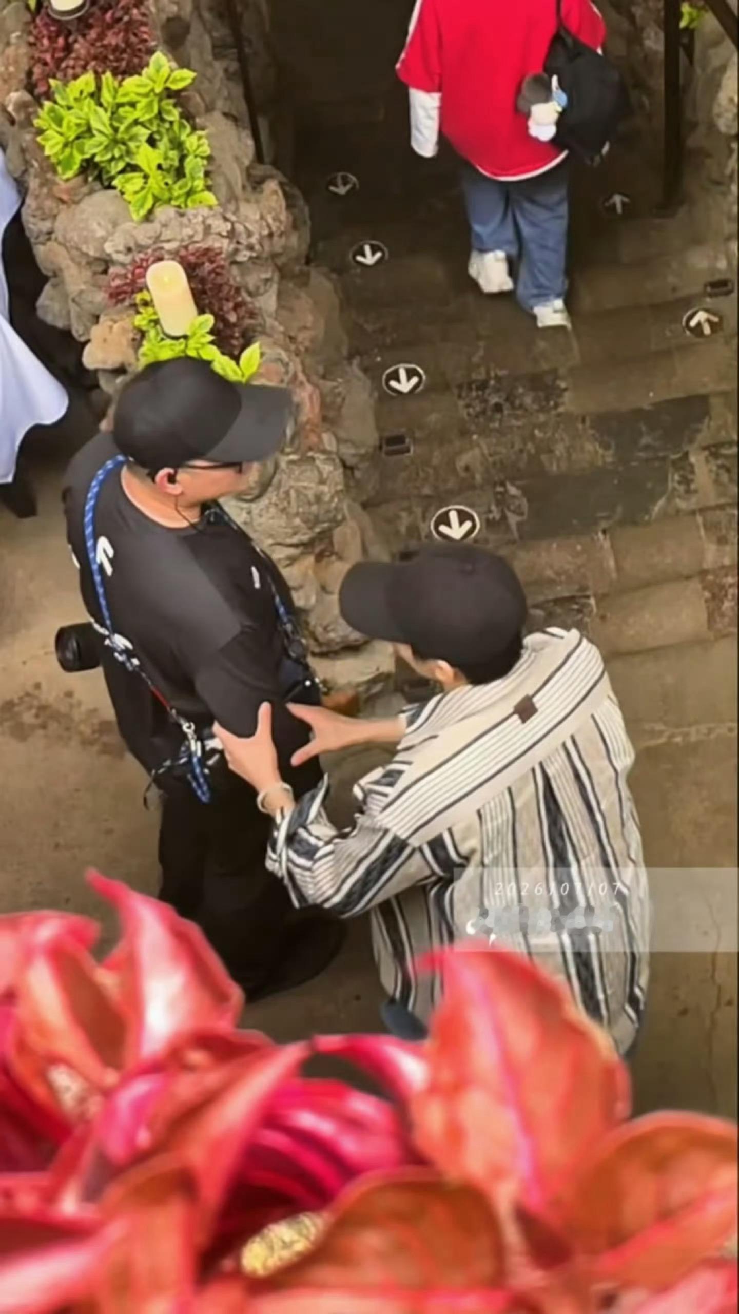 本能伸手护着跟拍，下意识的温柔无需伪装，邓为永远真诚善良，细微之处尽显难得人品。