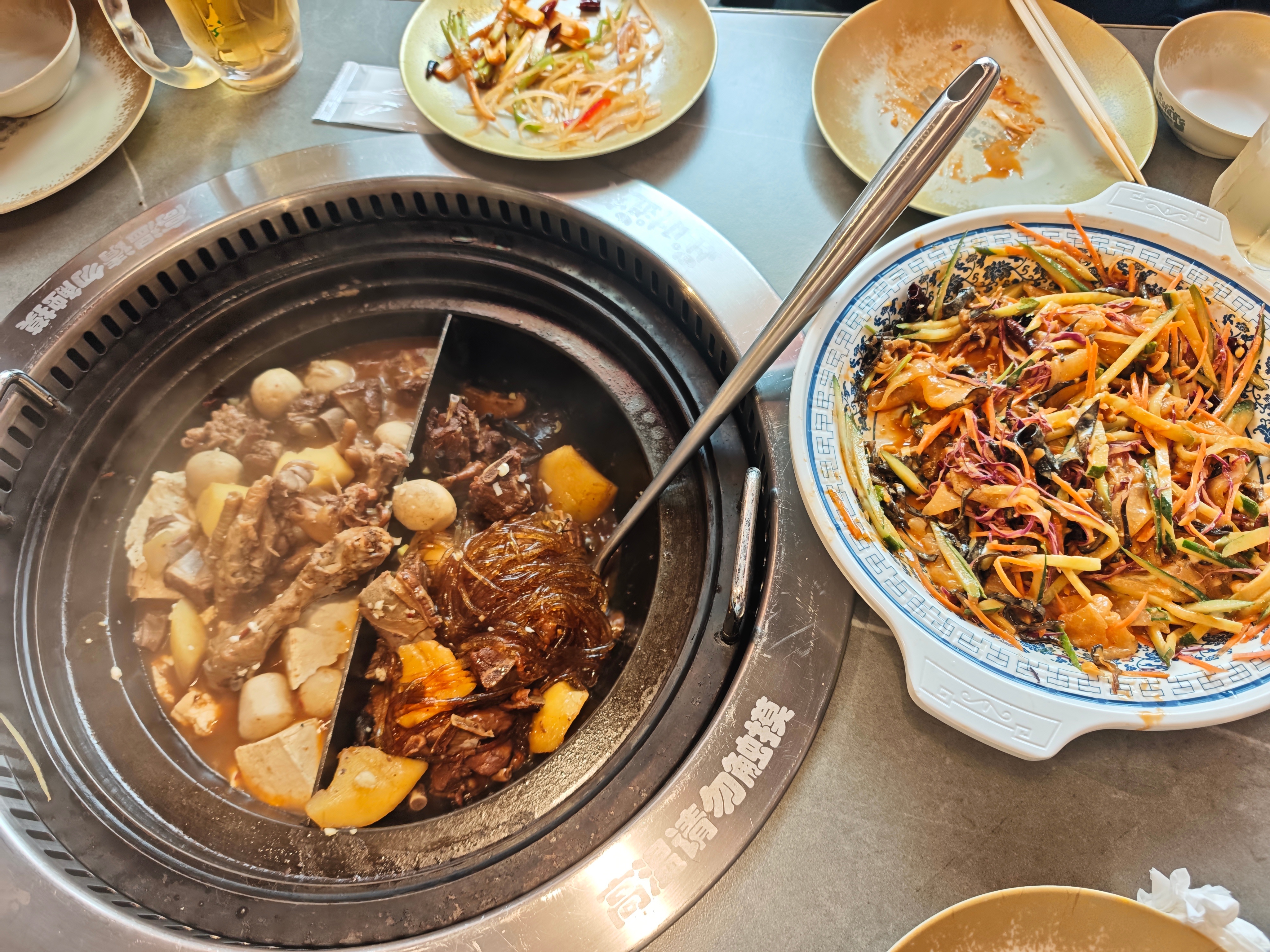 和朋友来吃铁锅炖因为想吃土豆烧排骨 
