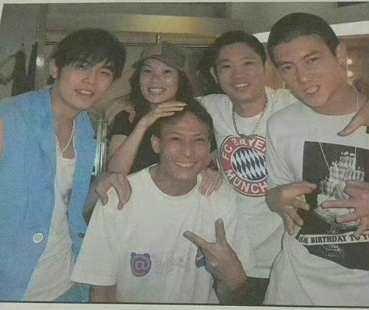 记得两千年的夏天 和你一起躺在海边聊天~ 