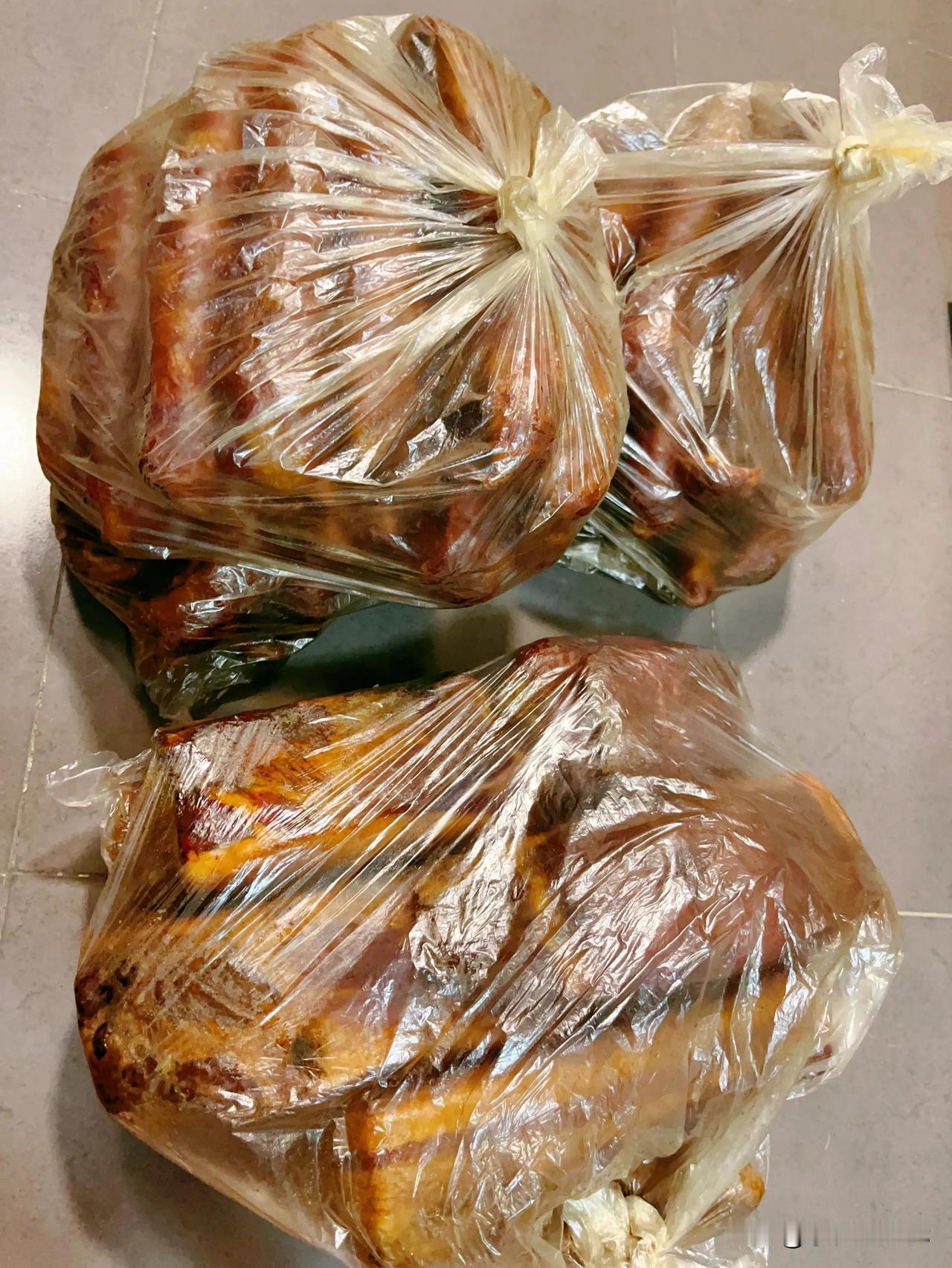 我公公把腊肉寄过来了，到了先装了一大块五花肉六根香肠，给旺财领导寄了过去

又给