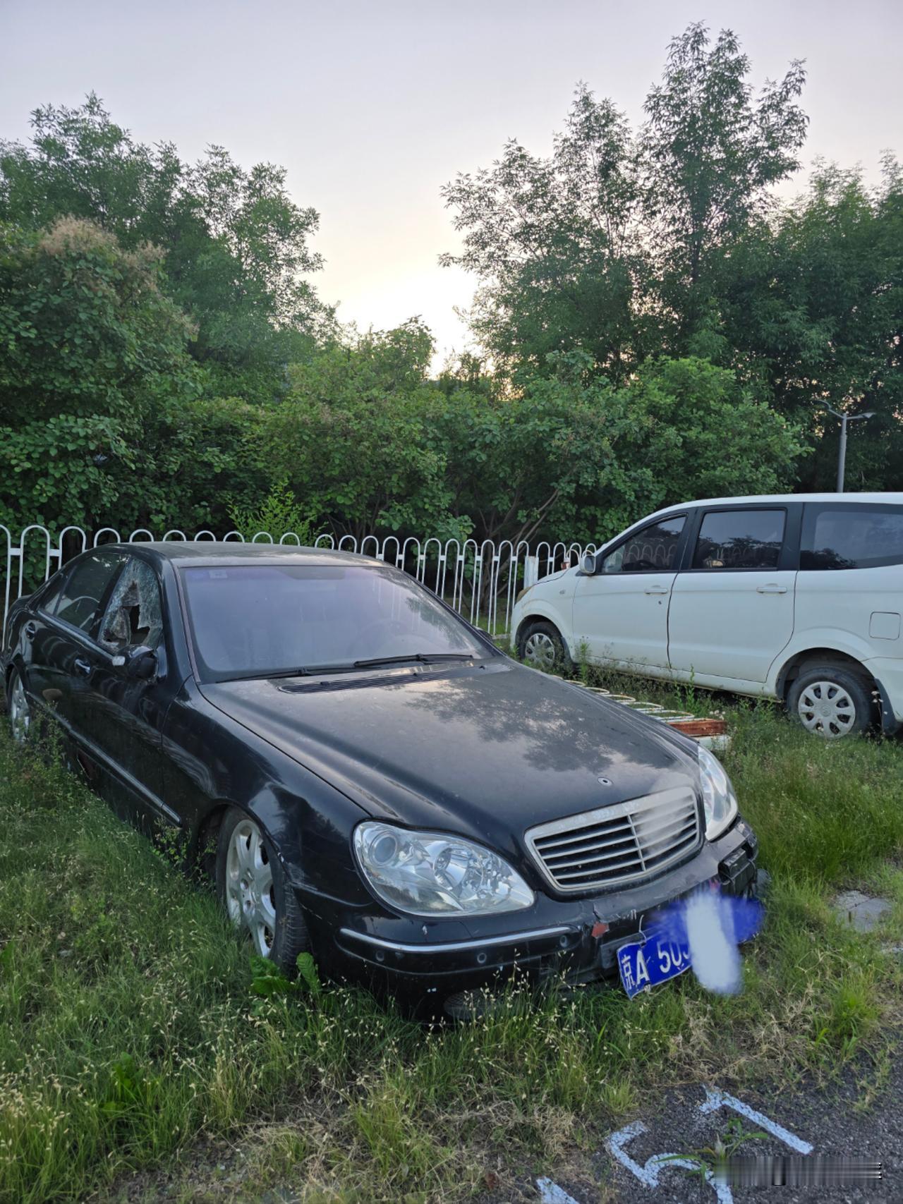 京A纯数字车牌的W220蝴蝶奔 S500 。很好奇，你的主人现在身在何处。