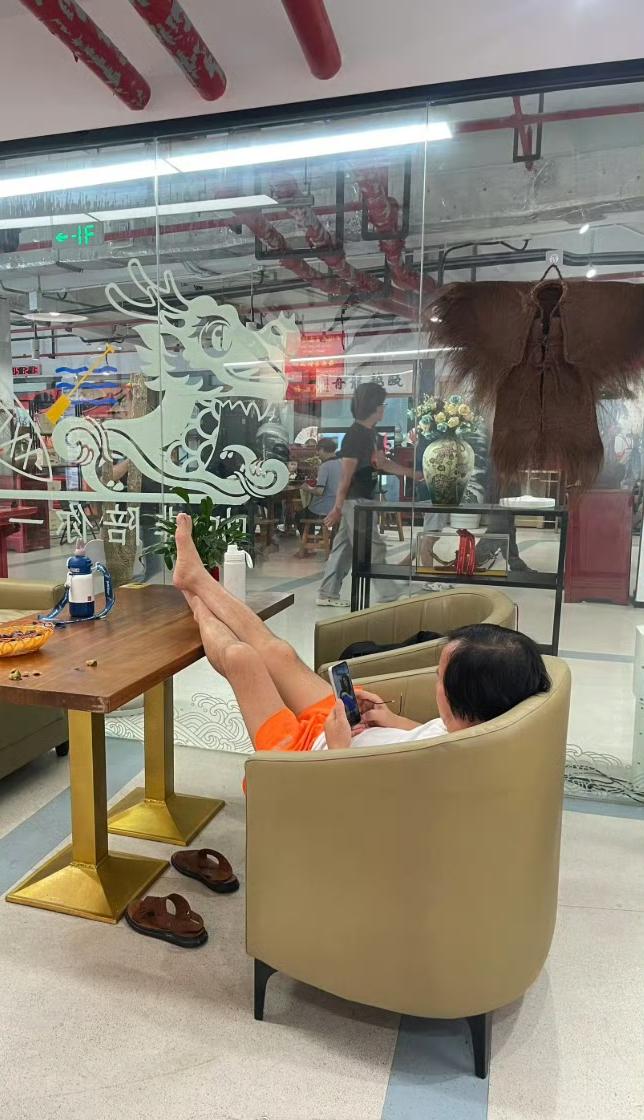 星巴克“消费入座”的新规实行，并没有引起想象中的广泛质疑，恰恰相反，绝大多数的对