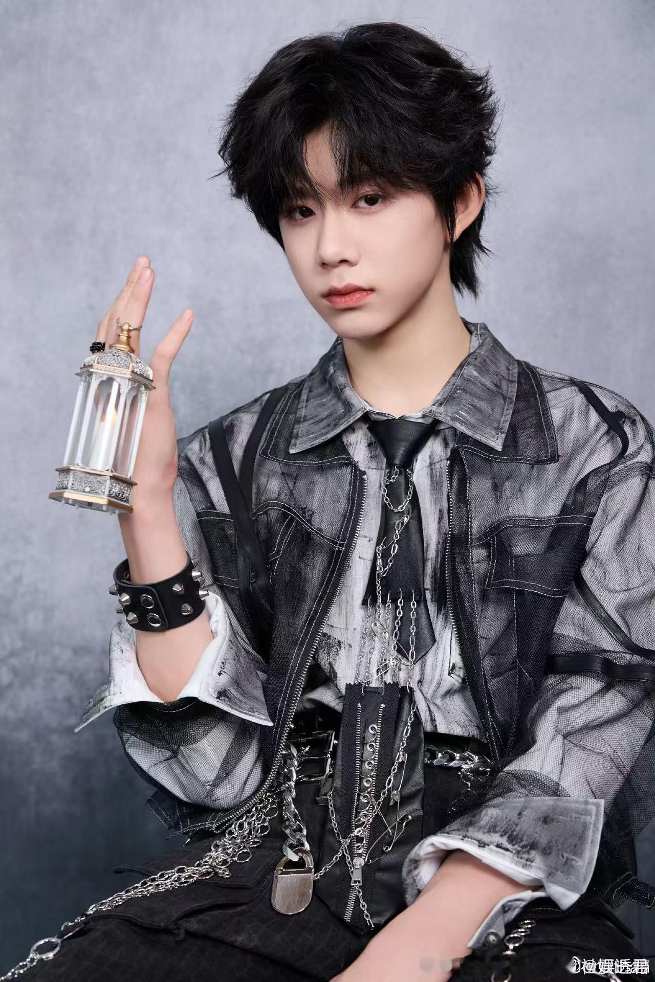 陈奕恒头上好多星星陈奕恒吉他弹唱 为了呈现完美舞台反复磨合，陈奕恒用吉他诉说心意