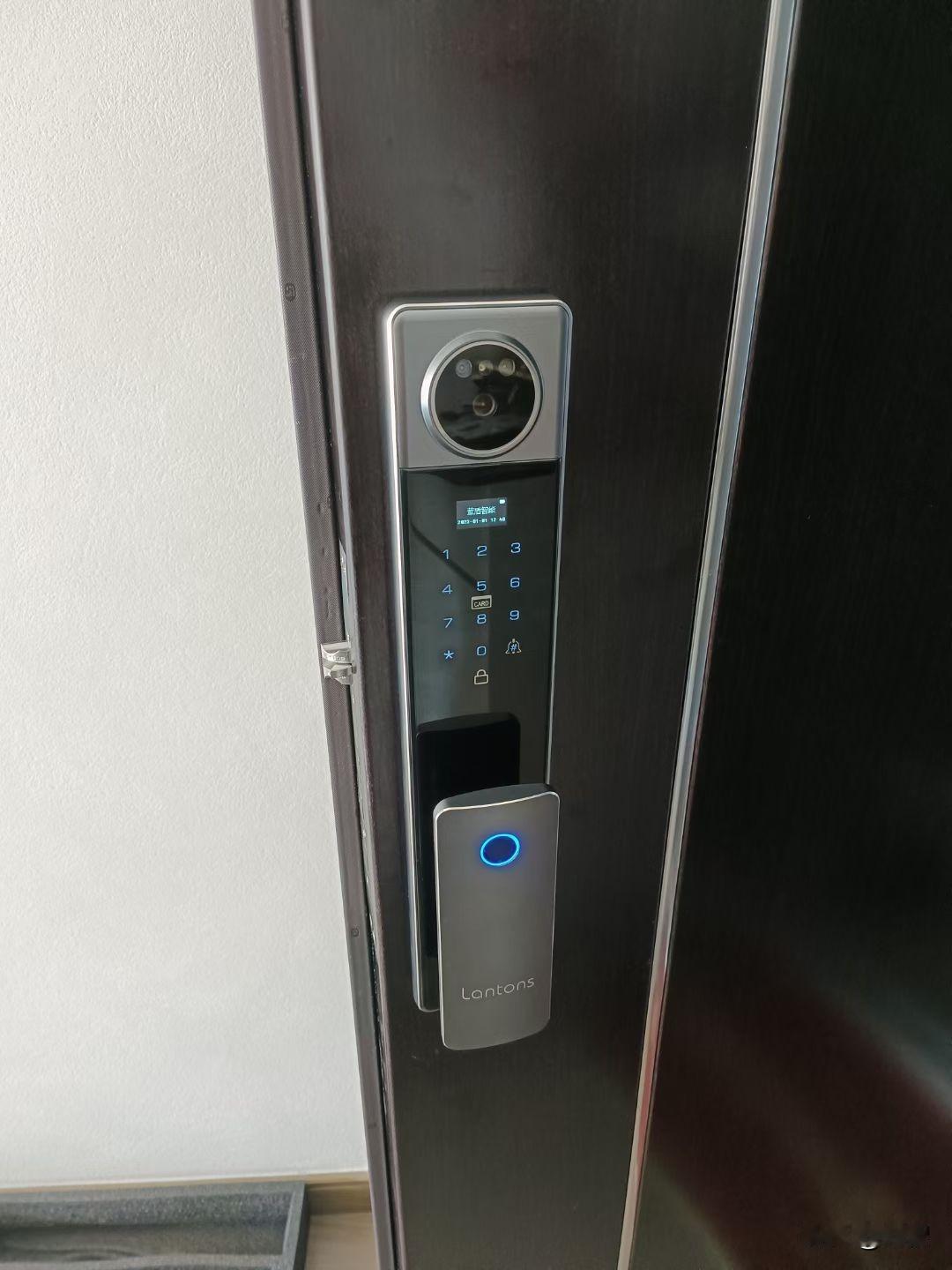 都是相对安全的，如果有人想要破坏的，什么锁都可以打开，只是时间长短而已。
指纹锁