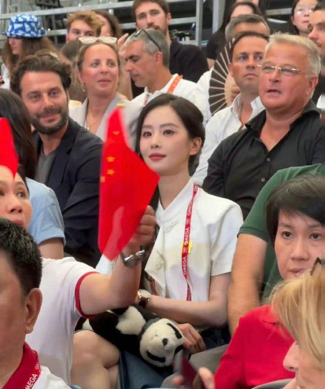 刘诗诗现身奥运赛场观赛，新中式造型气质温婉。7月30日，一组刘诗诗现身巴黎奥运会