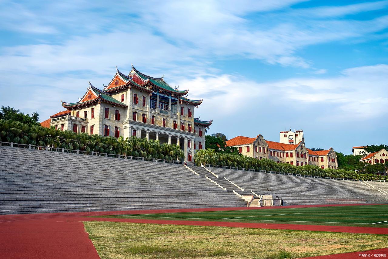 厦门大学有个“包分配班”。
厦门大学校园很美，被称为最美的985高校。
与武汉大