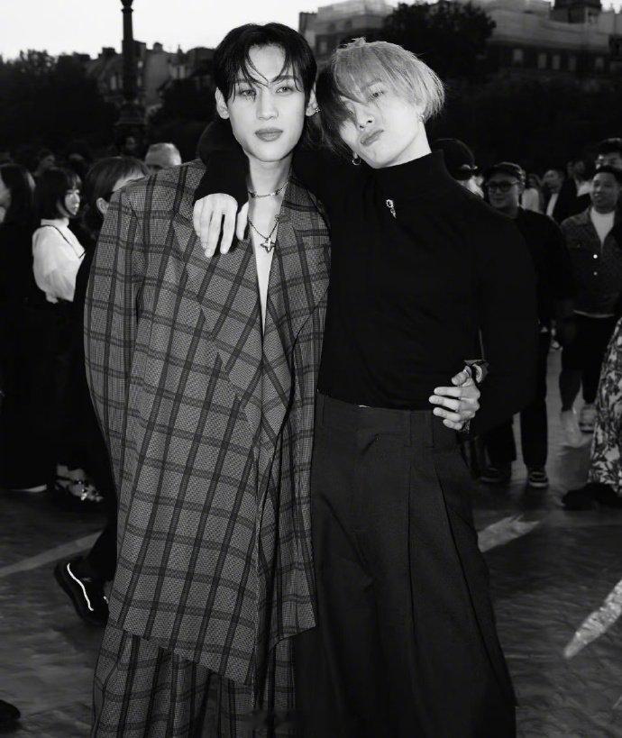 再吵就要记王嘉尔bam名字了 王嘉尔和 BamBam 的友情藏不住，隔着T台也不