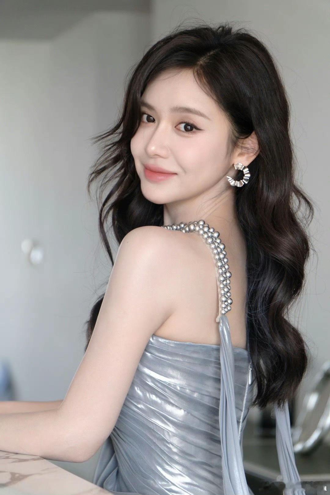 娜姐拍的还以为是化妆品广告了[害羞]
美娜