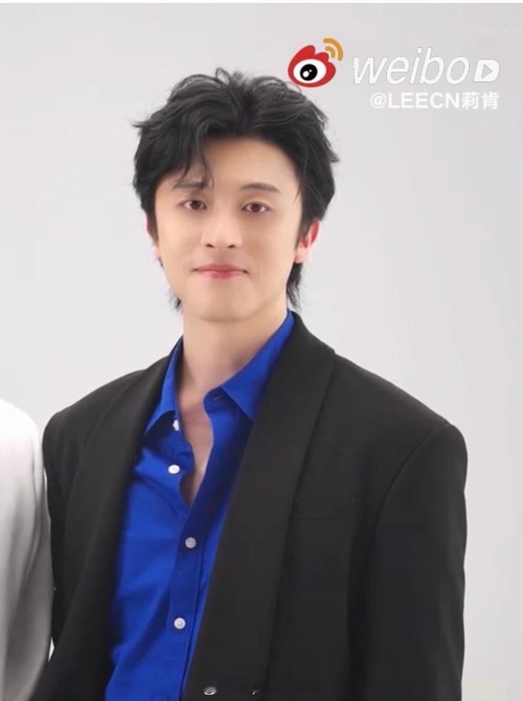 幸卓輝 所以说时尚的完成度靠脸！马修这个蓝黑搭配，但凡换个人就是乡镇企业家