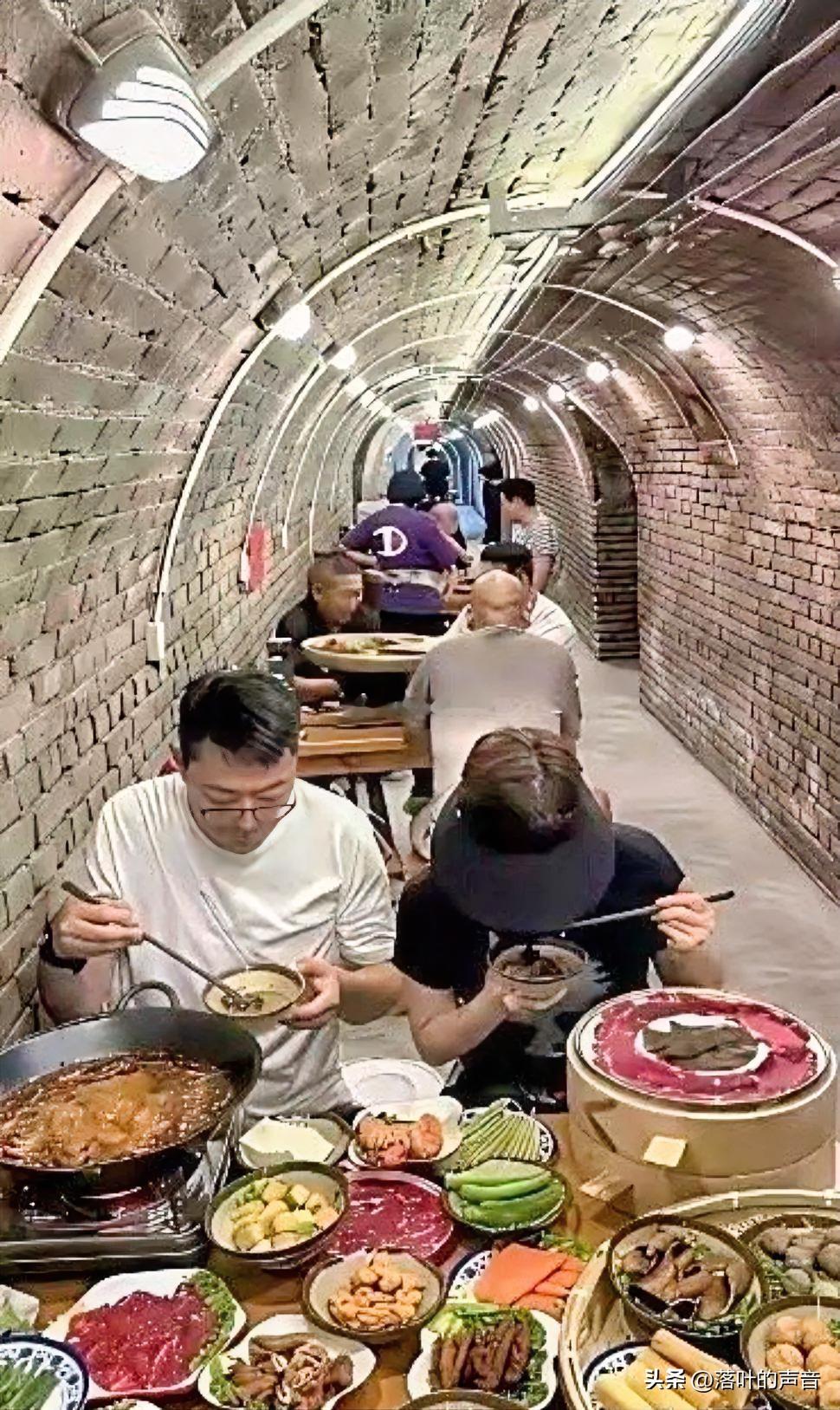 不得不说，现在的饭店老板，为了赚点钱，真的是费尽了心思？
大家看一下这家饭店，是