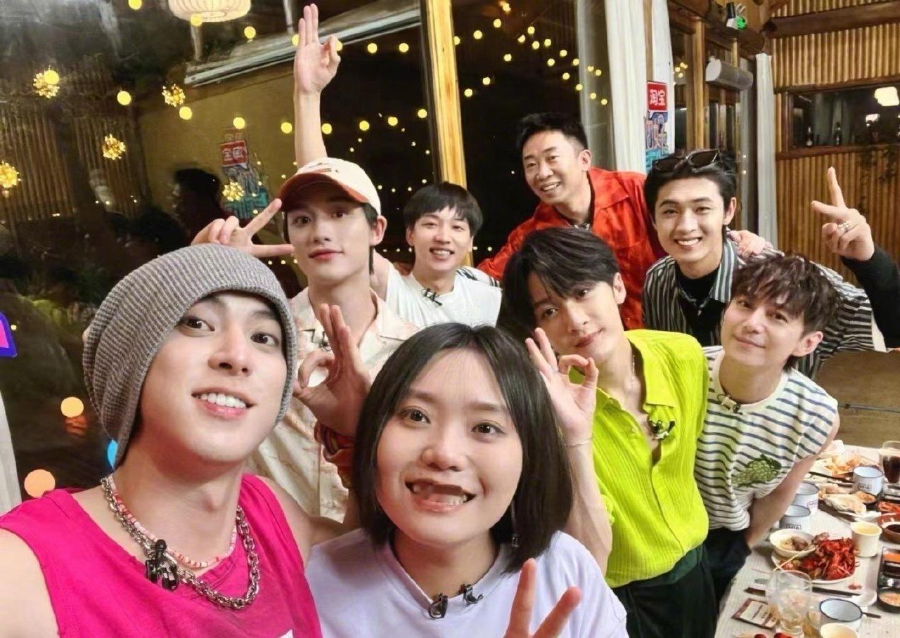 好六团你们在聊什么呢 檀健次王鹤棣丁程鑫孟子义李雪琴杨迪候场时候在说悄悄话， 在