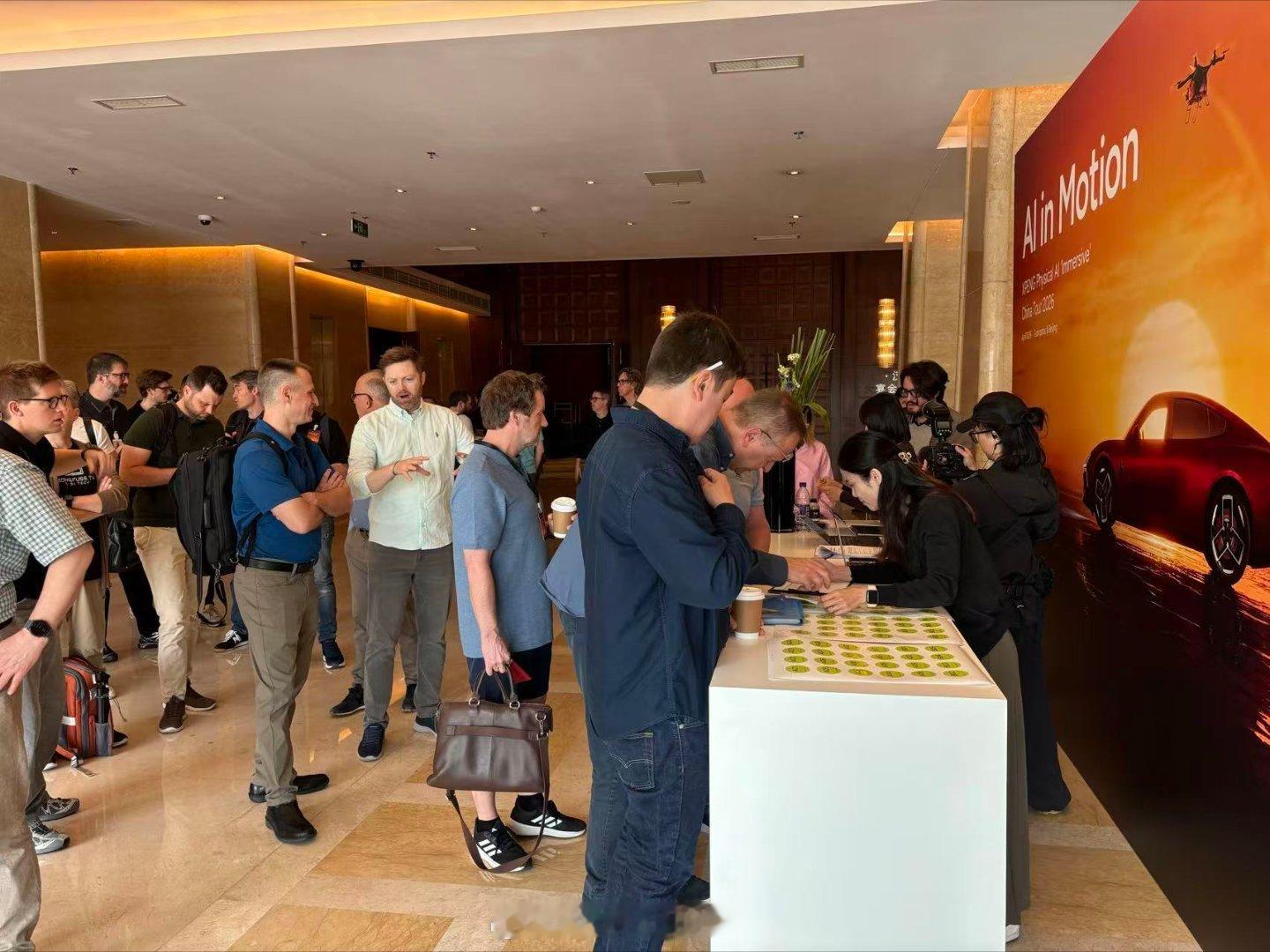 北京车展小鹏第二代VLA也火了，一堆外媒纷纷打卡，也算是吃上细糠了而且看评论，老