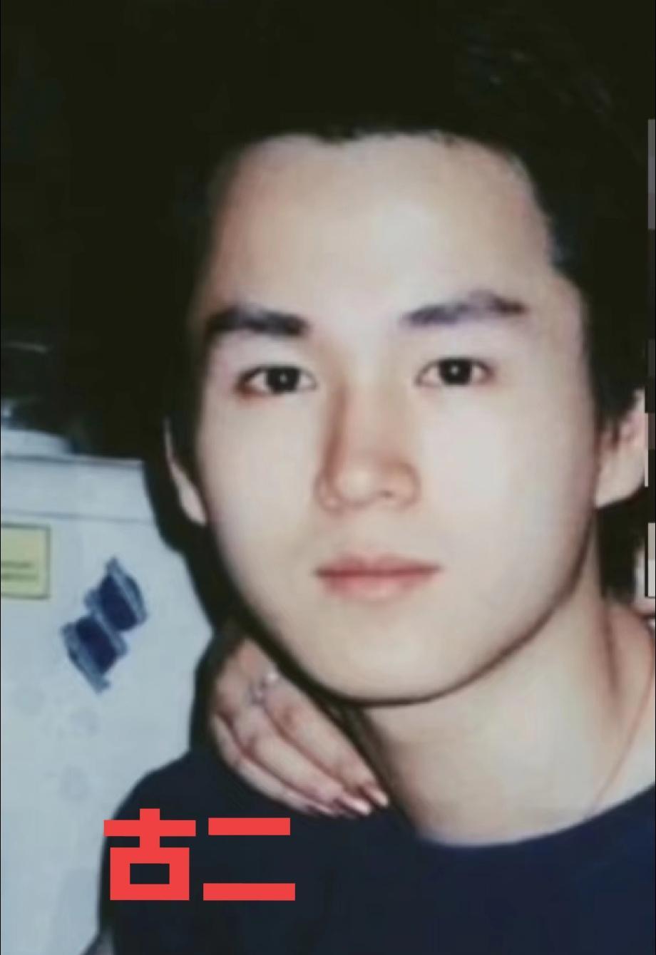 秦雯录了音，古二照着写。
助理编剧，拿基础工资，病着写剧本。
署名没他，行业调解