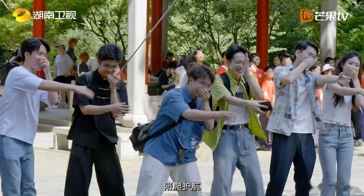 男大9块9陪爬岳麓山主打情绪价值你好湖南今天首播你好湖南两万块启动资金白手起家，