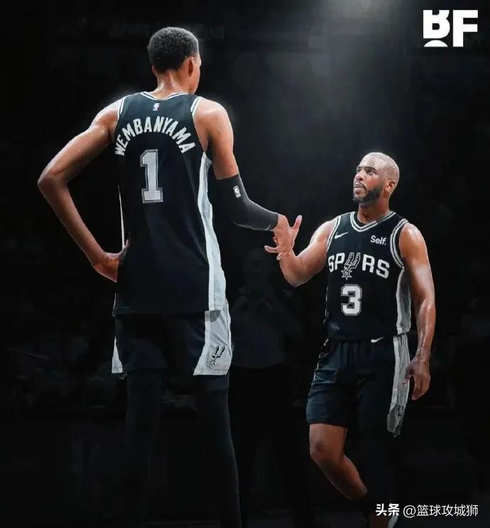 新赛季保罗加盟马刺，将与文班亚马一起争夺个人职业生涯首冠。
保罗作为经验丰富的后