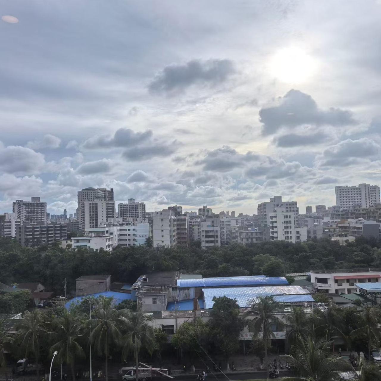越深耕个人创业，越懂一句扎心的真相：
人生路上，谁都可以给你建议、影响你的情绪、