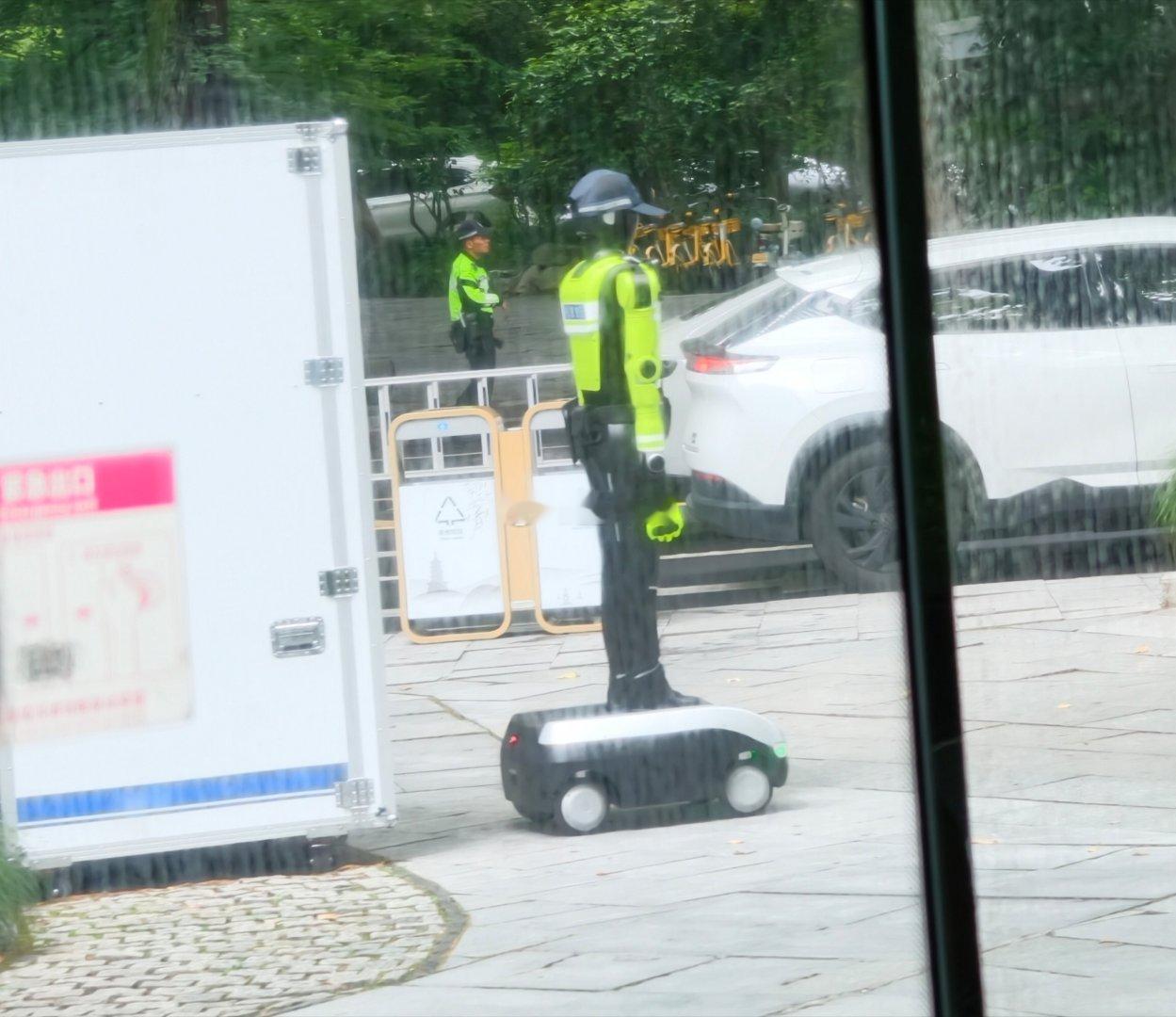 杭州智能警察站岗 