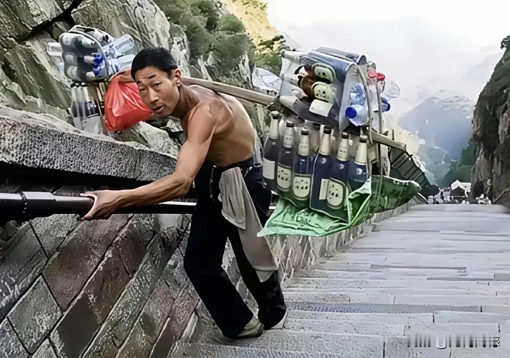 挑山工这个工作确实很苦，长期从事这种体力透支的工作，到了一定年龄之后，身体都不是