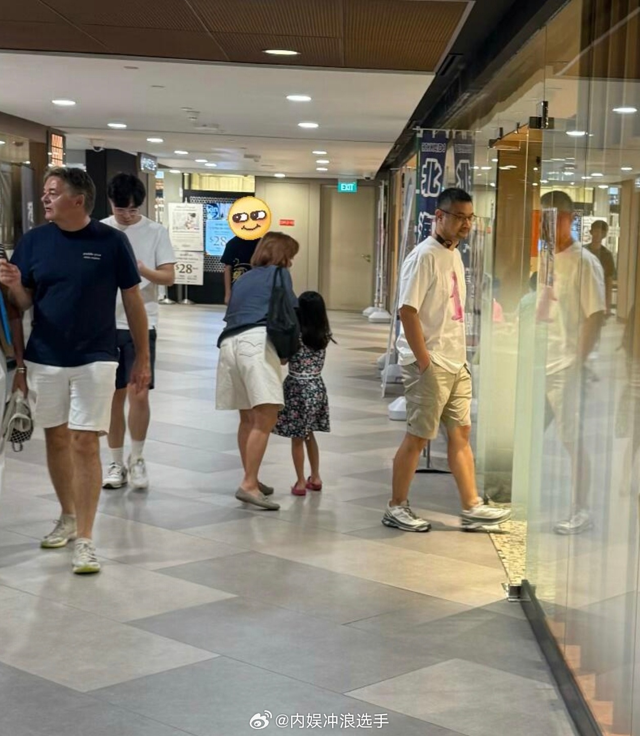 孙燕姿夫妇带女儿逛街新加坡偶遇孙燕姿一家 新加坡偶遇孙燕姿一家 ​​​
