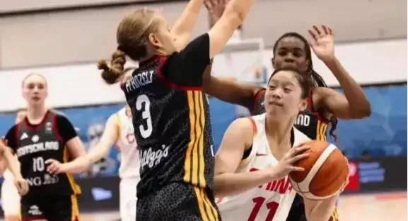 其实U17女篮输给西班牙完全正常，并不是放弃小组第一，如果有人这样认为，那就大错
