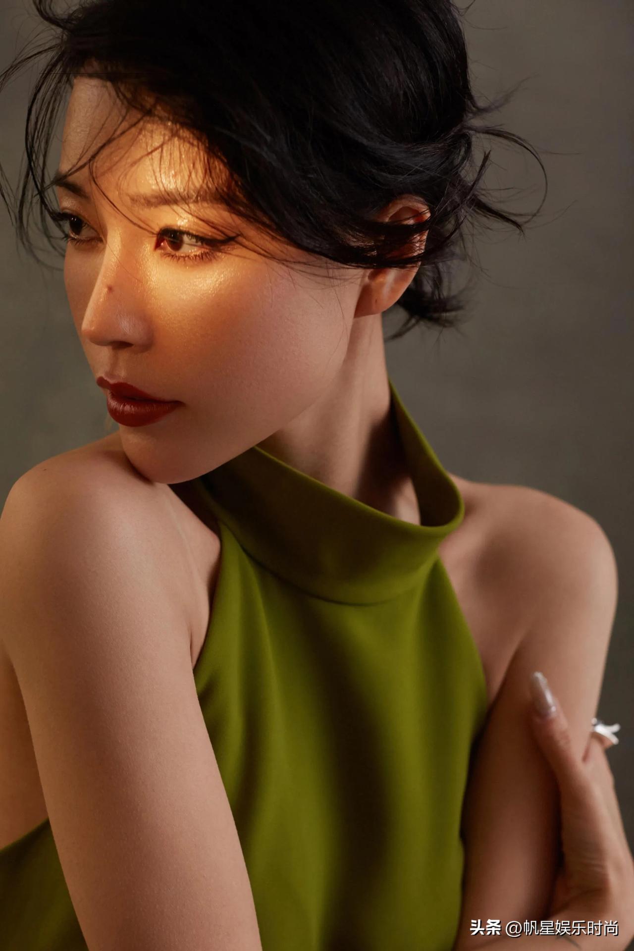 这身橄榄绿挂脖裙，完美交织了风格与气质。挂脖样式巧妙展露肩颈线条，尽显优雅与性感