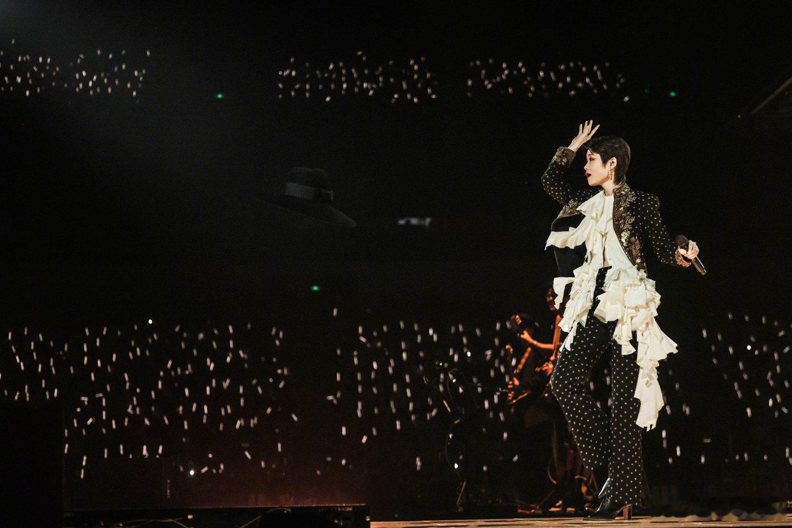 李宇春分享舞台照，这个十八宫格我好喜欢