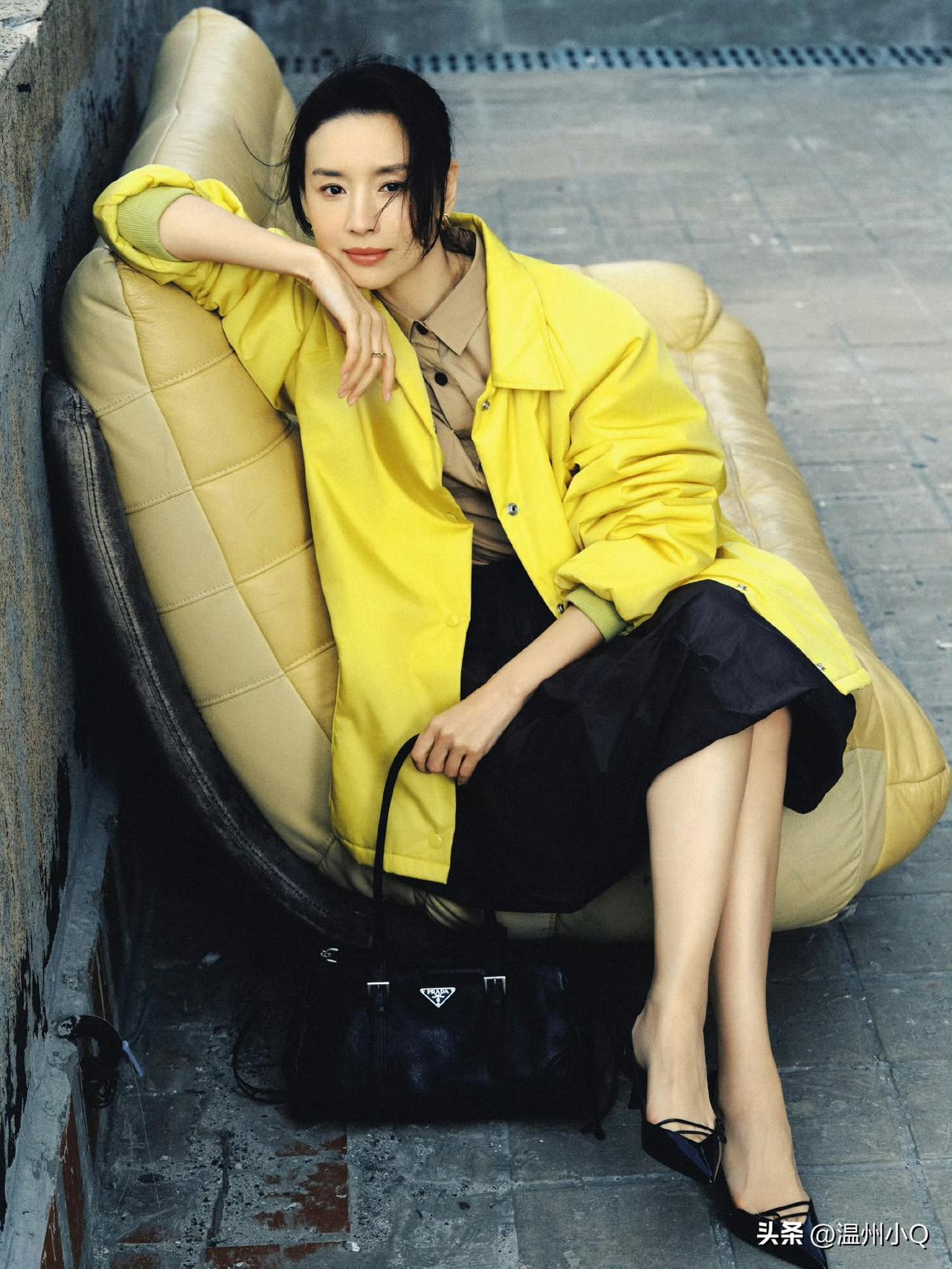 最近油菜花看多了，一看到董洁的黄色外套，就感觉一大片油菜花海在前面晃悠。