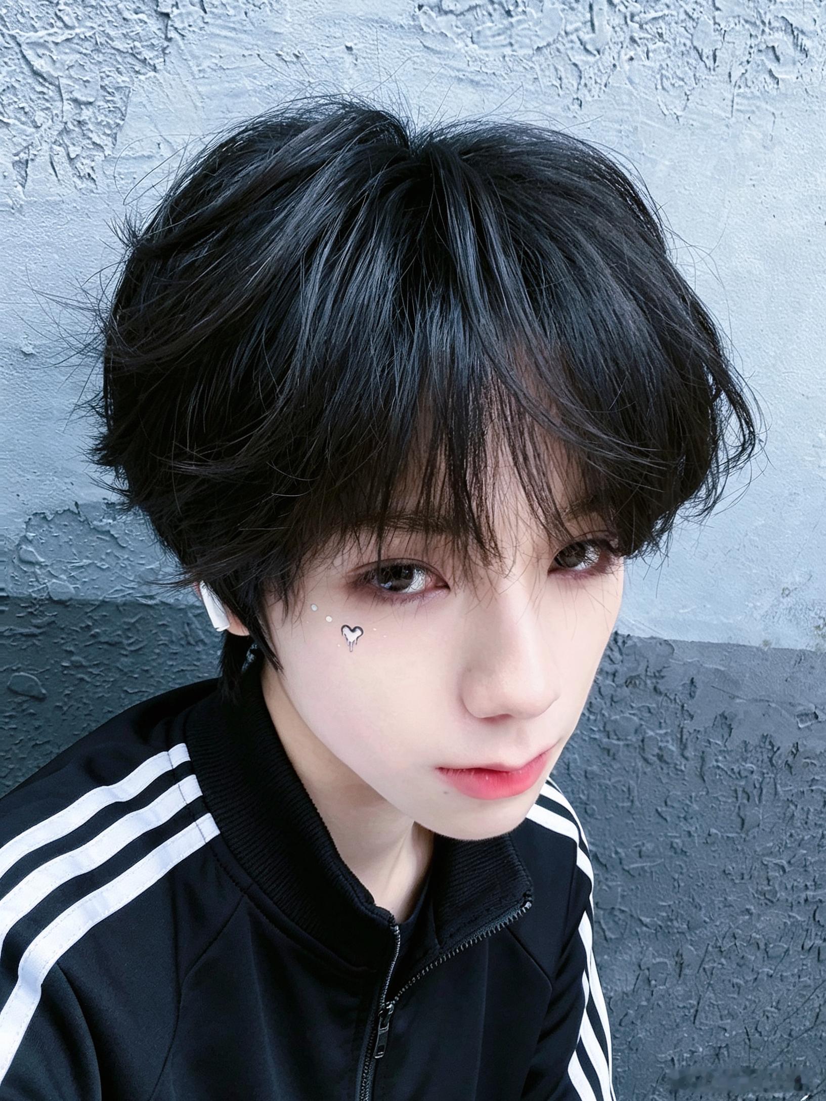 王橹杰脸上贴爱心  谁家阿迪男友！哦，原来是我家的啊！ 王橹杰