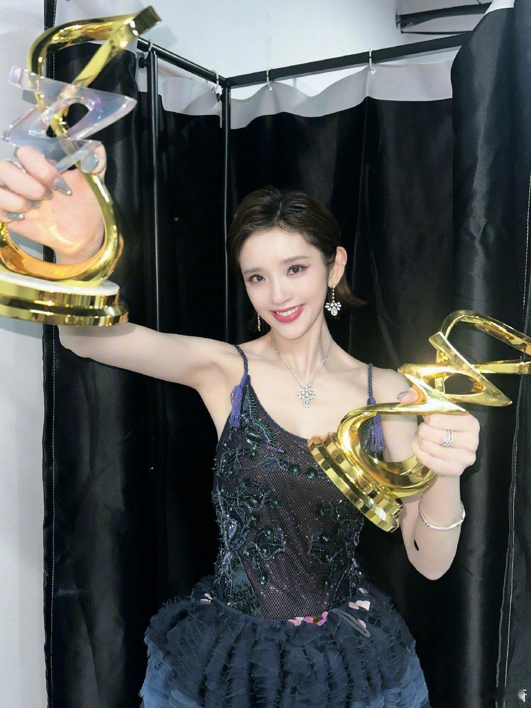 唐艺昕发小作文告别浪姐唐艺昕感谢浪姐台前幕后的工作人员唐艺昕发小作文告别浪姐，她