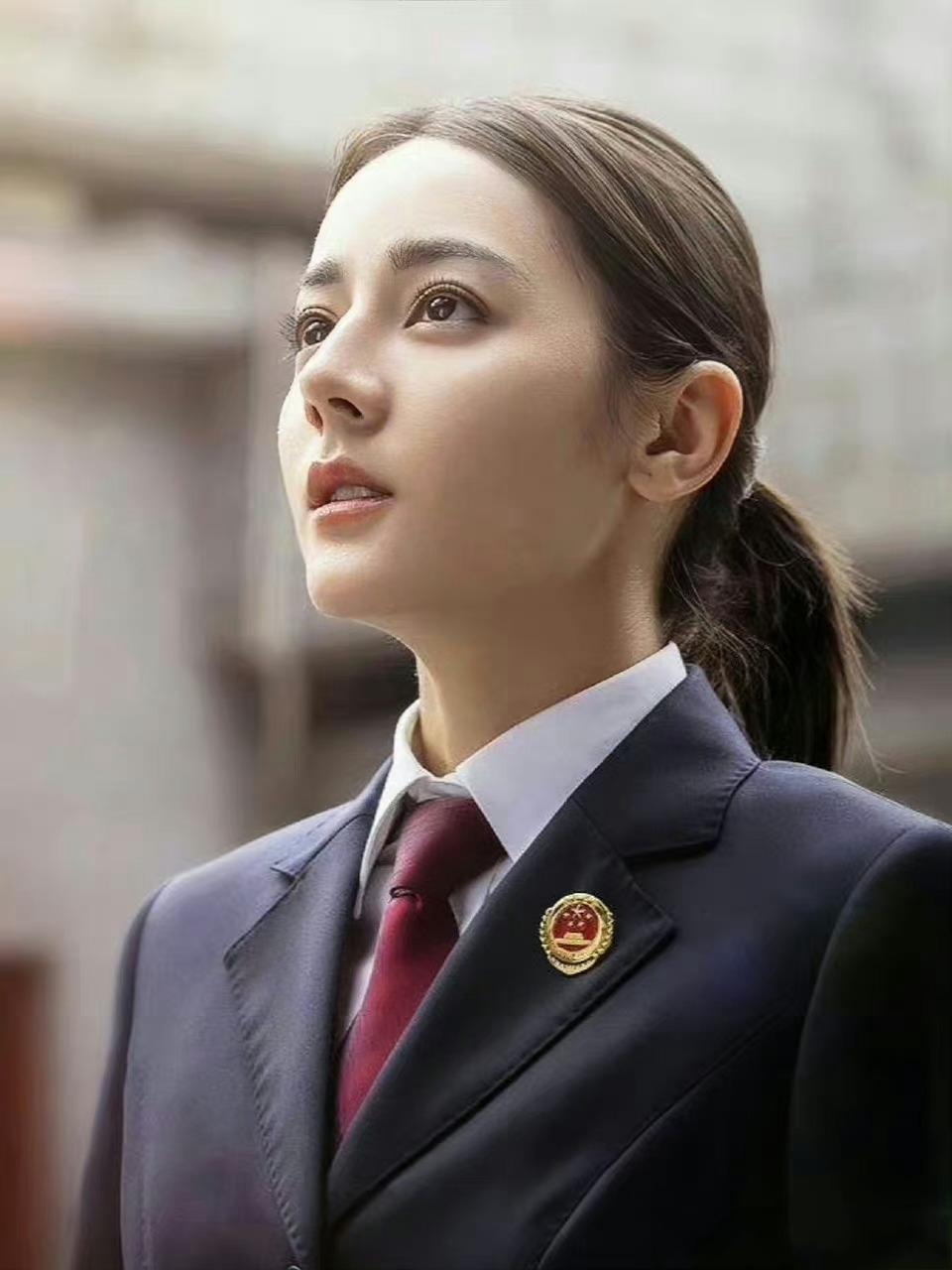 你听说过《公诉》这部剧吗？剧情真的是一波接一波，让人看得热血沸腾！最近这部群像剧