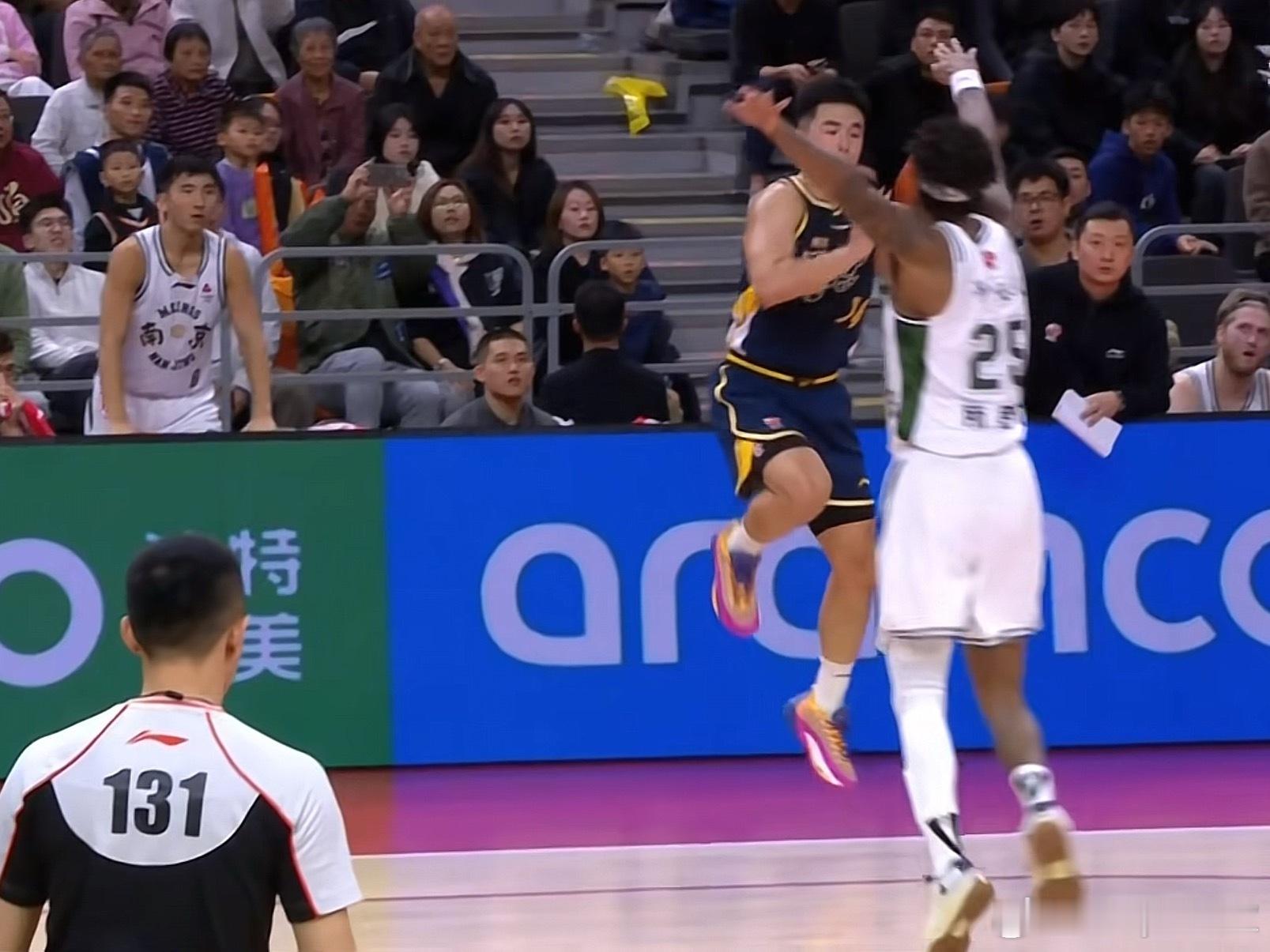 这……广东男篮vs同曦男篮
