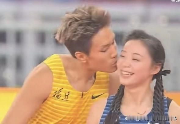 这一亲把央视解说干沉默了感觉也没什么吧，那么重要的比赛夺冠，心情别提多激动了，庆