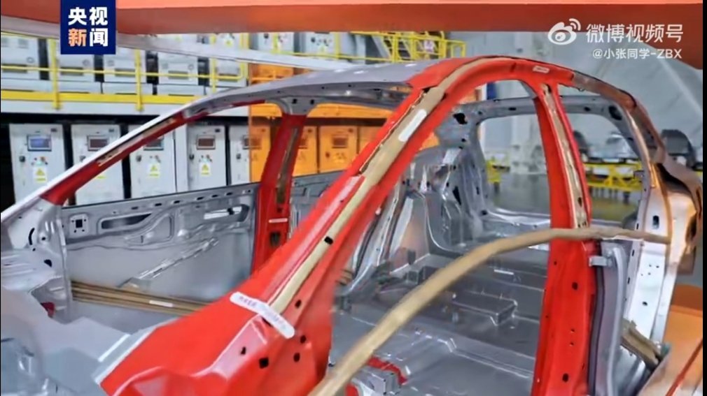 央视点赞极氪金箍棒有意思，极氪把2000兆帕的钢材涂成了「金色」加之金箍棒的营销