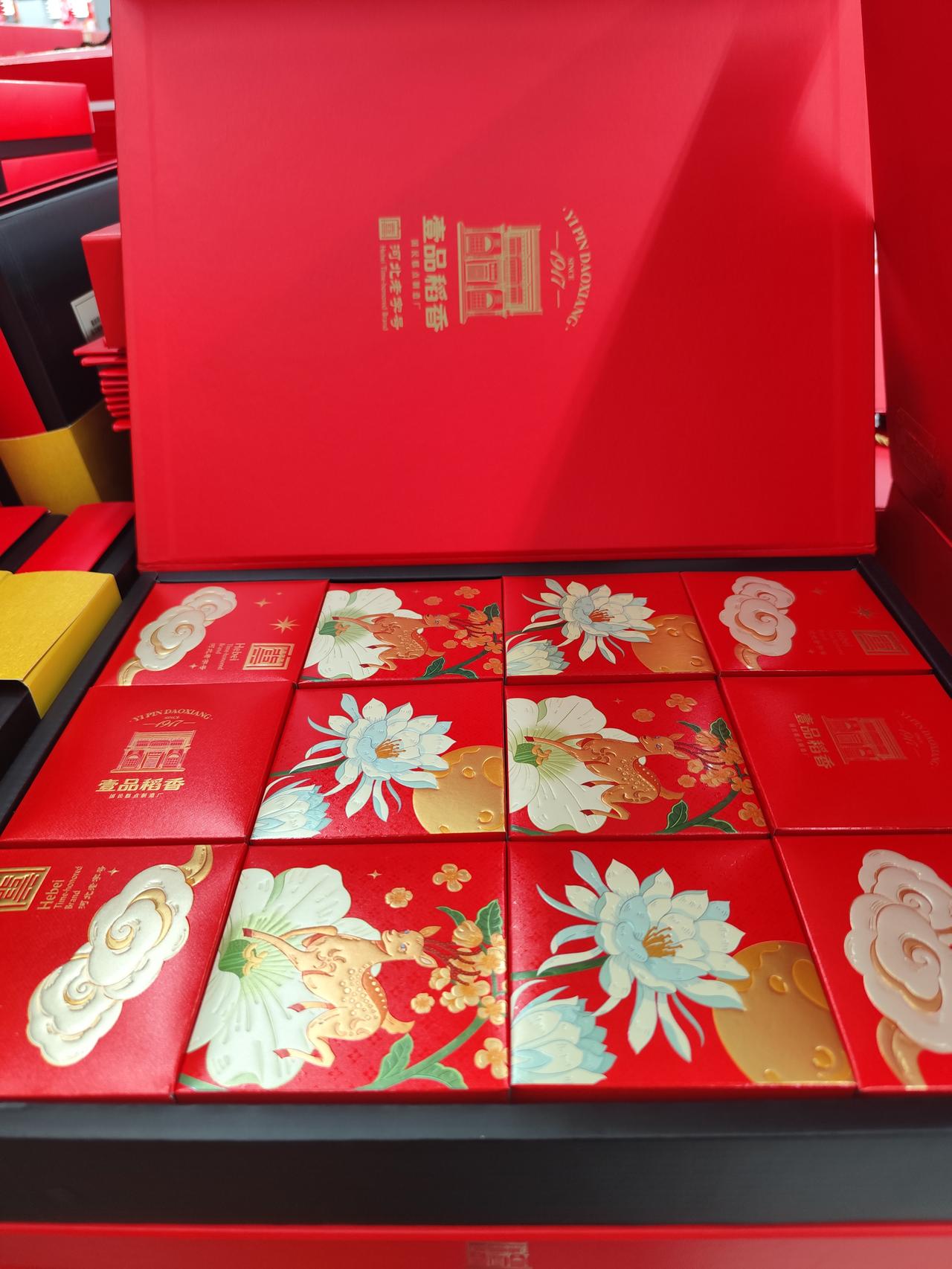 你会花200元以上买月饼礼盒吗不会。高价礼盒月饼是用来送礼的，一般群众以买简装月
