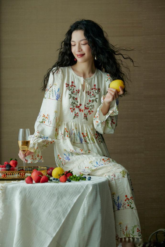 钟楚曦美得像一幅画钟楚曦这造型真的好美，像是从油画里出来的一样，对我的眼睛好好～