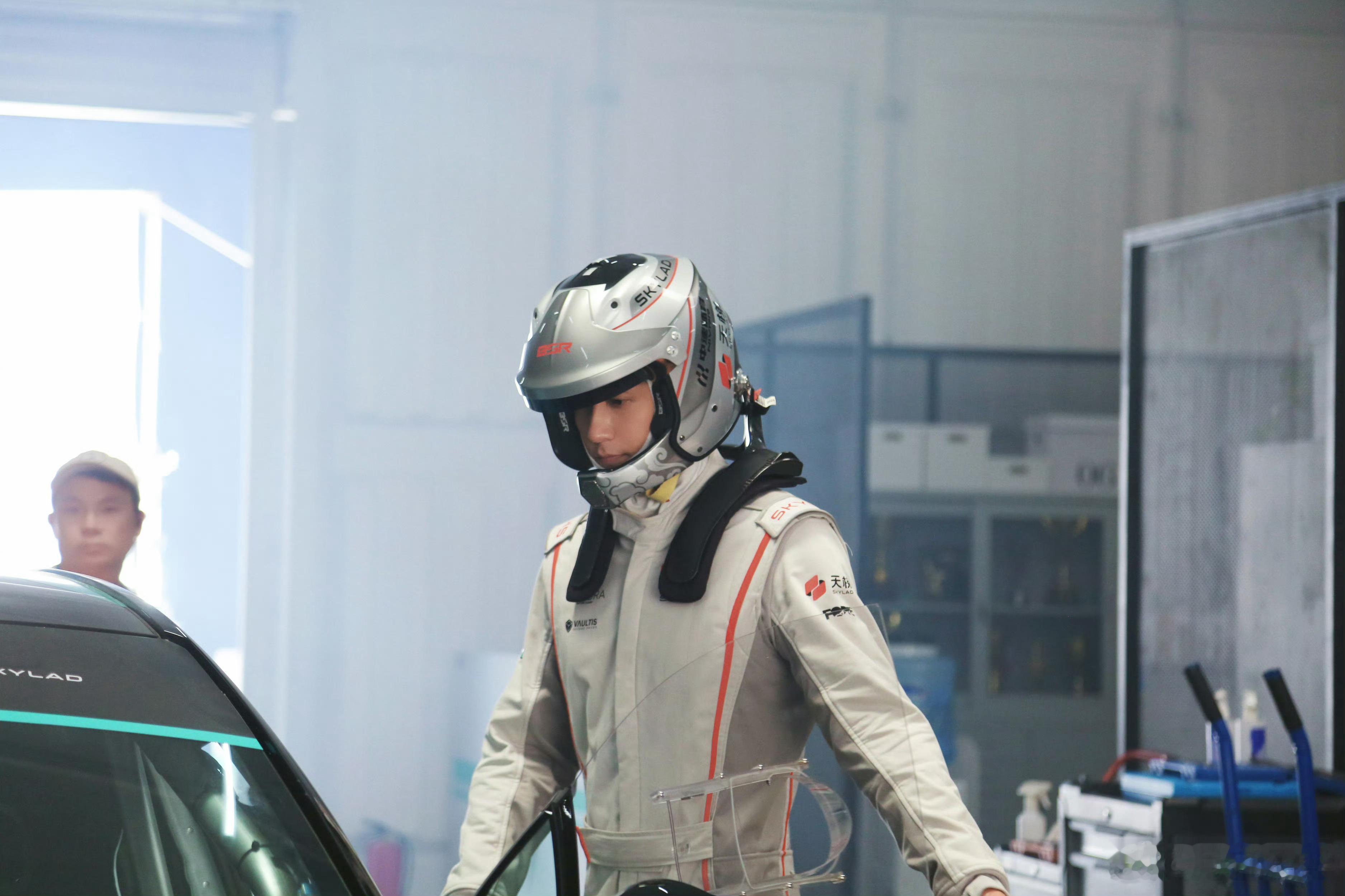 天梯这套白色的好科幻。啥时候才能搞完！！！ 