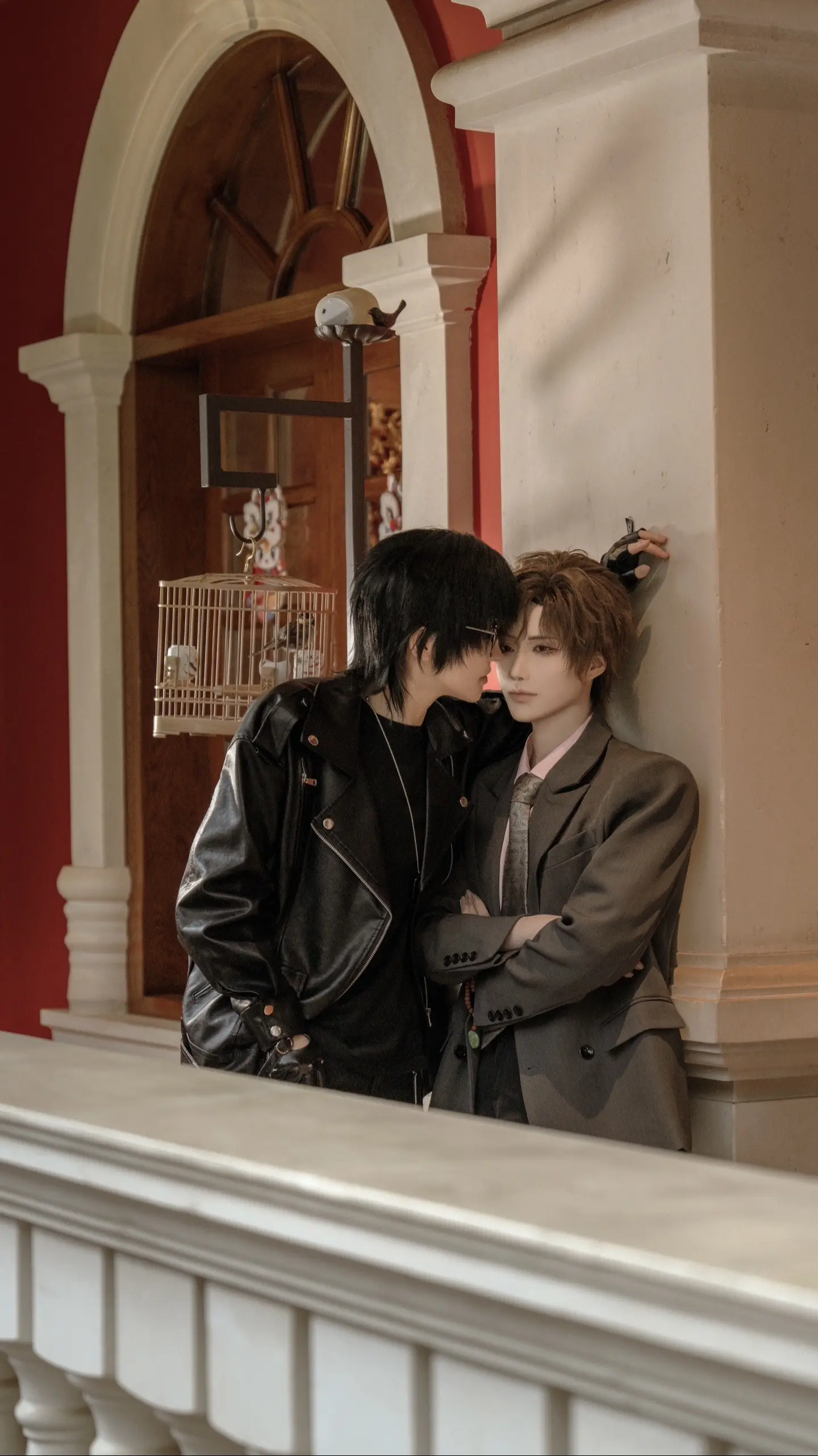 瞎：“今晚……”花：“你再敢爬上来，我今天就打死你。”