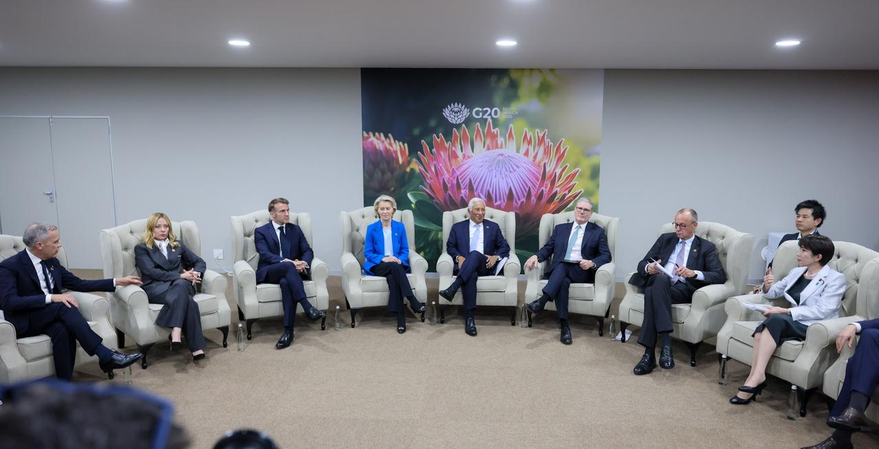 全员二郎腿。热点现场 ​​​