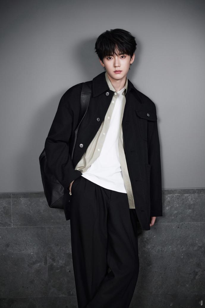 周翊然巴黎时装周出发图来咯，状态好绝啊！期待大帅哥闪耀巴黎 