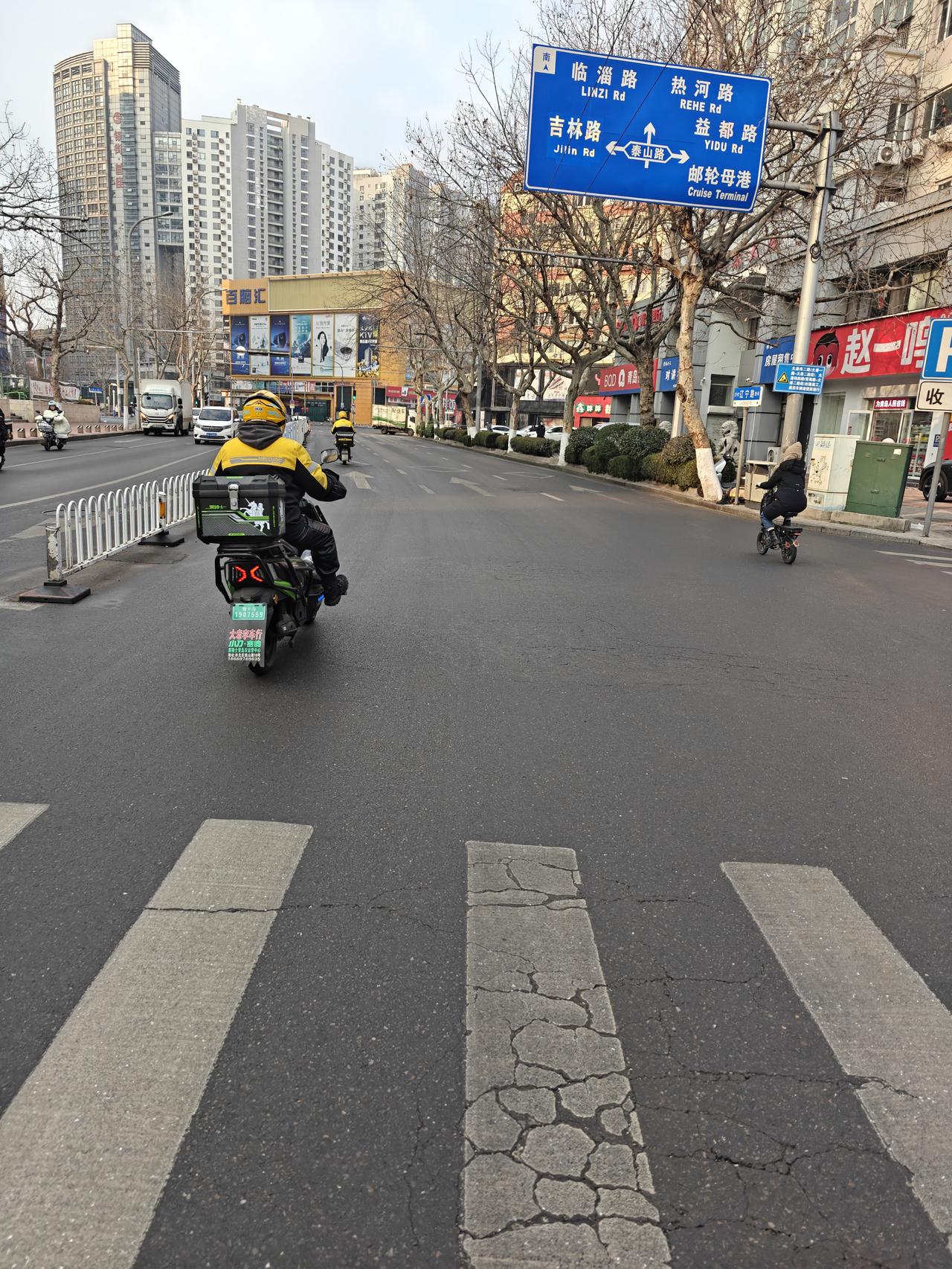 今天路上碰到至今为止，唯一一个在前方路口红灯，司机主动停在人行道后面让出人行道的