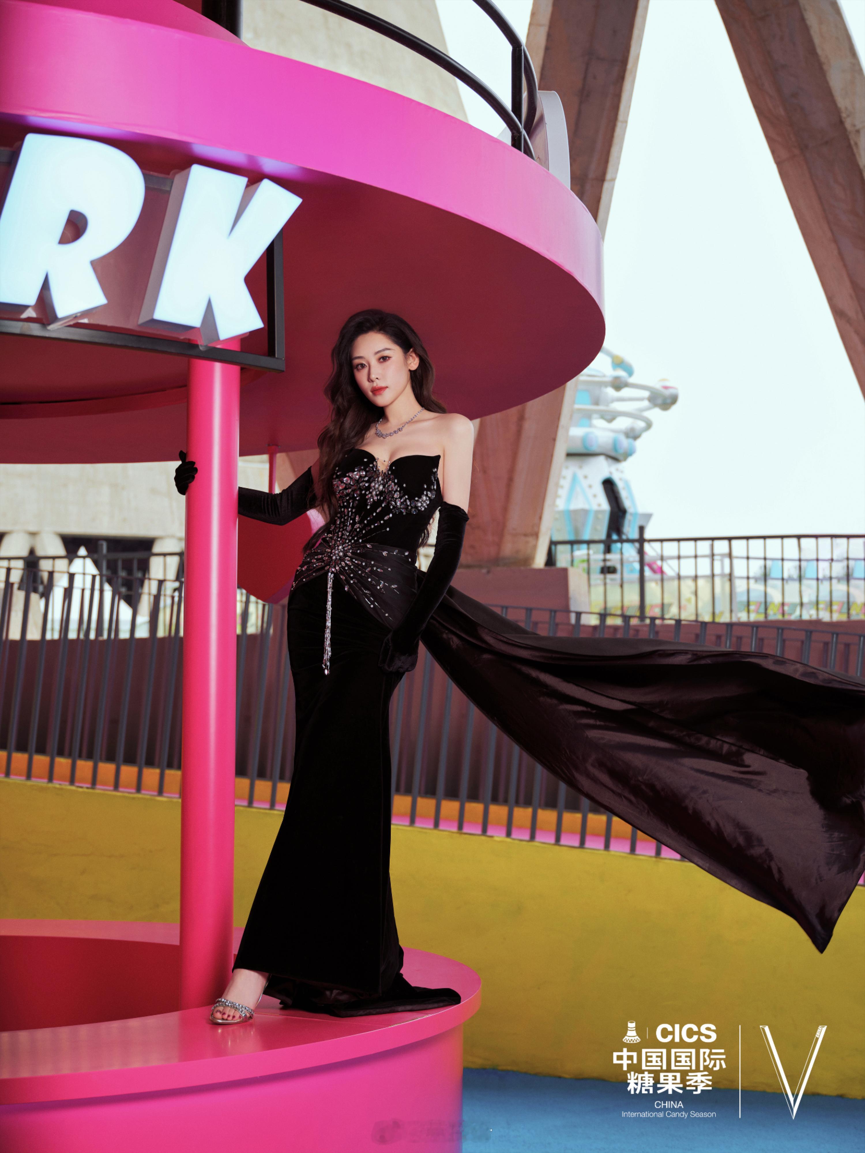 做颗夹心糖 在秋分加点甜🖤今天穿什么V中文版有亿点甜中国国际糖果季荣誉盛典 ​