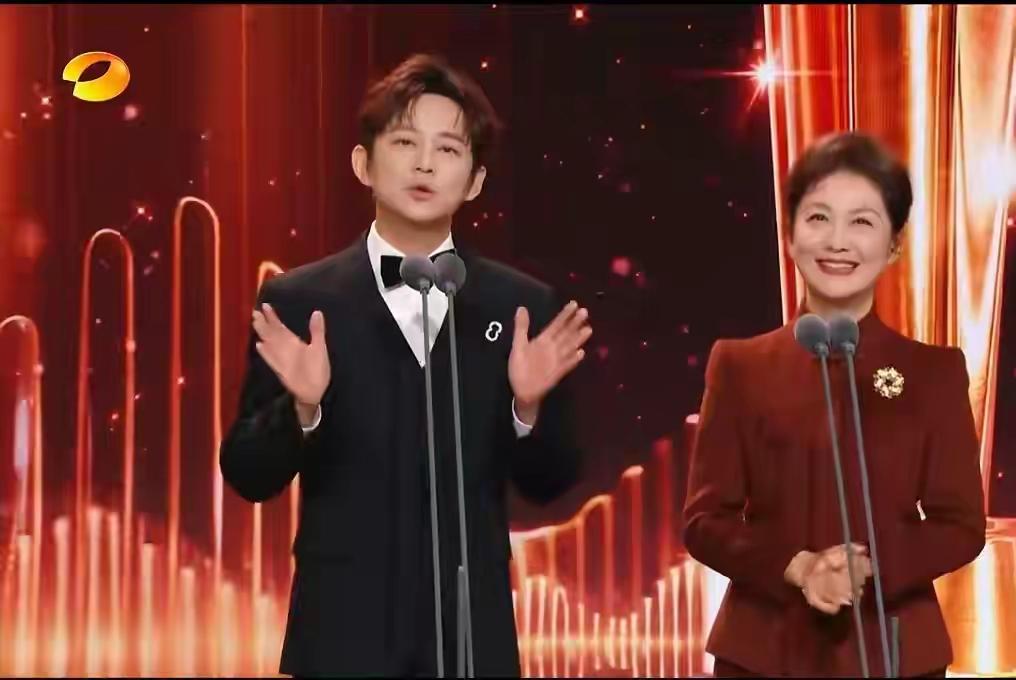 金声奖现场这幕太好嗑！一向稳控全场的何炅，见到海霞直接秒变“小学生迷弟”，俯身9