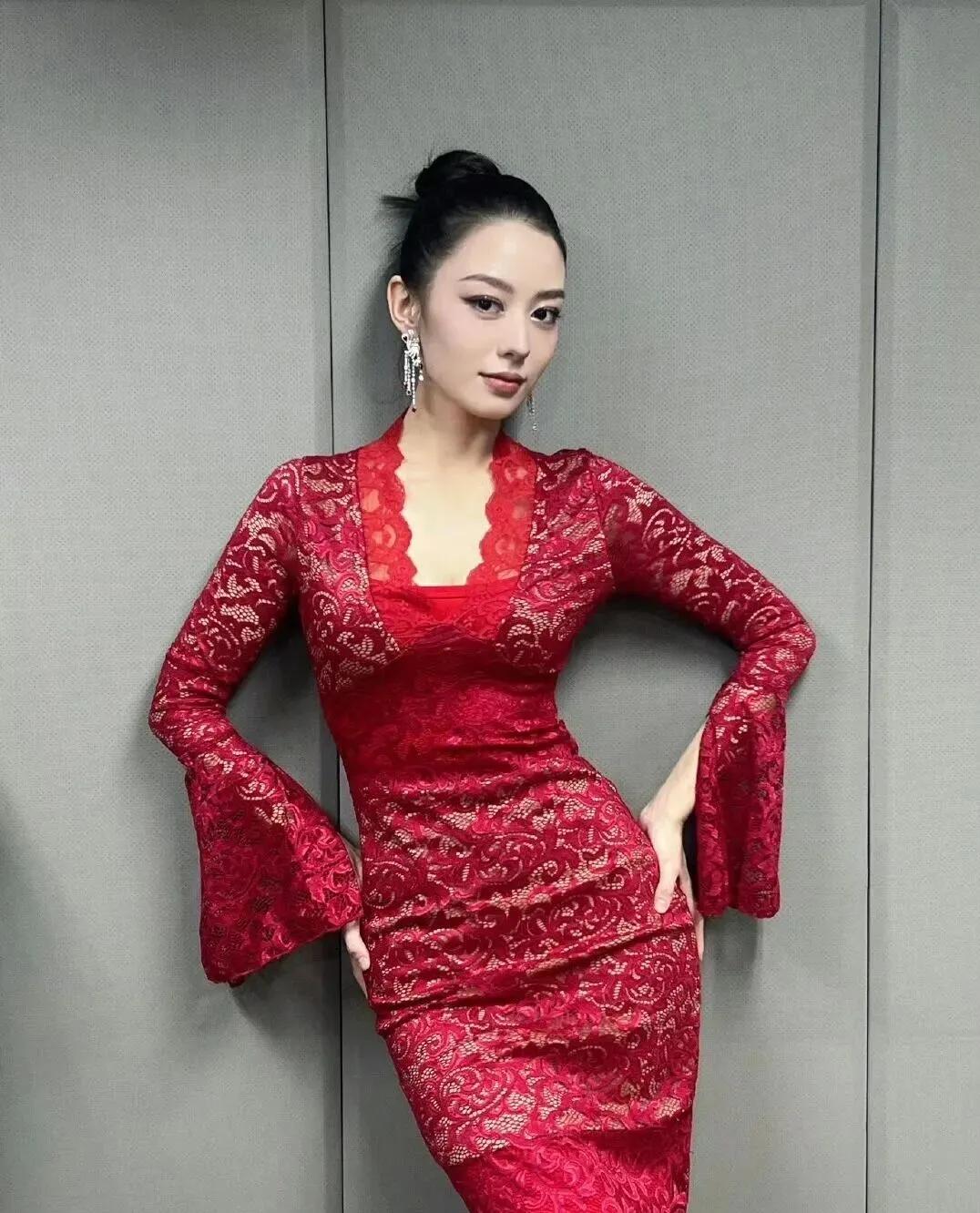 吉娜这身红色蕾丝长裙太惊艳了！
修身版型勾勒出众线条，喇叭袖增添复古韵味，红裙优