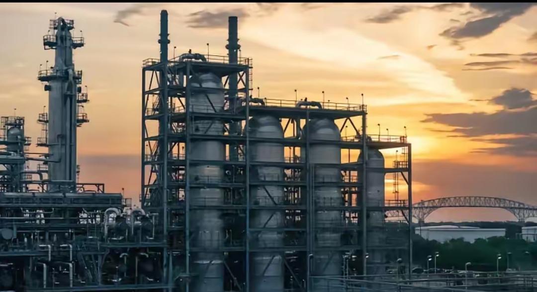 美国多家大型炼油厂接连发生爆炸！
3月24日，美国得克萨斯州阿瑟港的瓦莱罗炼油厂