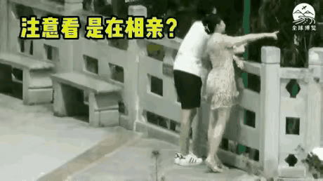 相亲第一次见面就动手动脚？这男的也太没边界感了吧！
 
女孩正好好欣赏风景呢，男