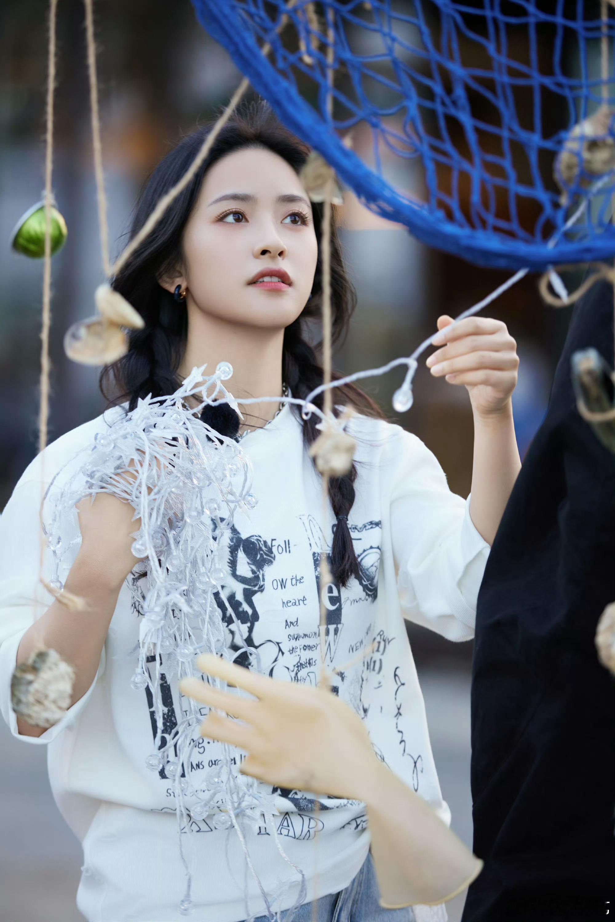 沈月 没有距离感的温柔最动人，沈月和小朋友的互动好有爱～沈月喊村里小朋友去客栈吃