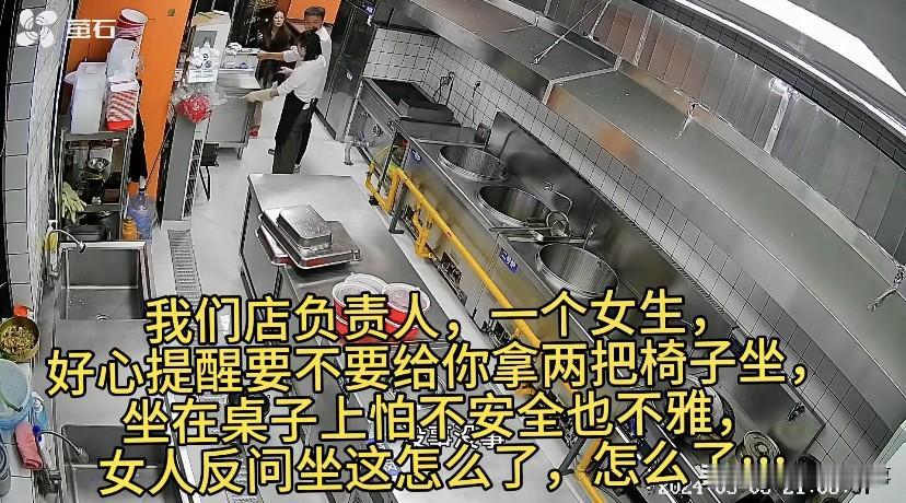 丢人现眼！山东淄博，一对情侣醉酒后来到一家餐饮店，不顾其他人的目光，直接坐在桌子