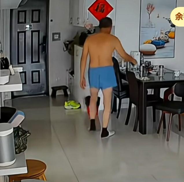 儿媳吐槽公公在家衣衫不整，只穿内裤在客厅晃悠，
但是他从来不会在女儿面前这样衣衫